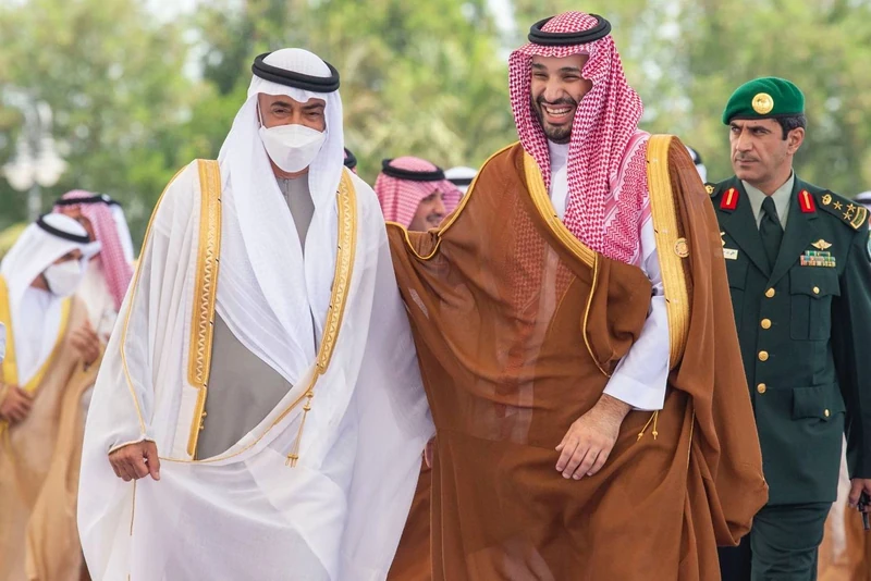 سمو سيدي ولي العهد يستقبل سمو رئيس دولة الإمارات للمشاركة في قمة جدة - صورة 4