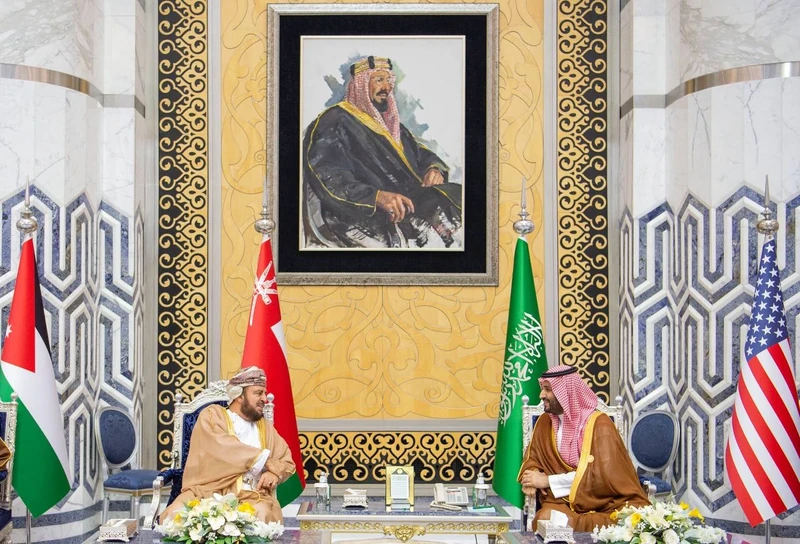 سمو سيدي ولي العهد يستقبل الممثل الخاص لسلطان عمان للمشاركة في قمة جدة - صورة 3