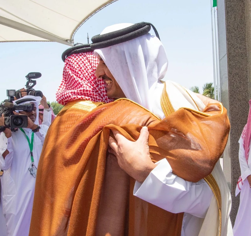 سمو سيدي ولي العهد يستقبل سمو أمير دولة قطر للمشاركة في قمة جدة - صورة 2