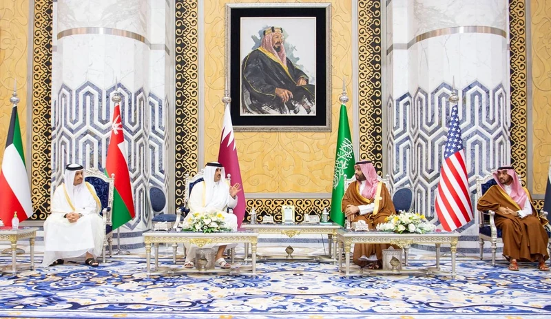 سمو سيدي ولي العهد يستقبل سمو أمير دولة قطر للمشاركة في قمة جدة - صورة 4
