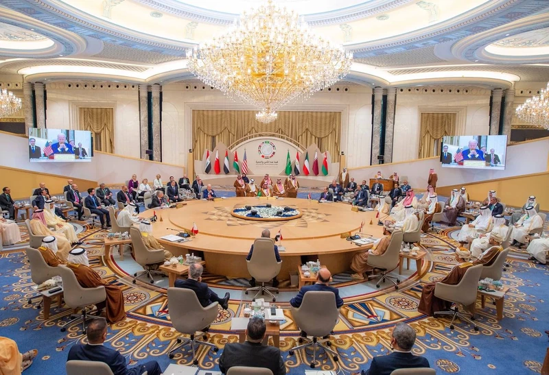 سمو سيدي ولي العهد يرأس قمة جدة للأمن والتنمية نيابةً عن خادم الحرمين الشريفين - صورة 5