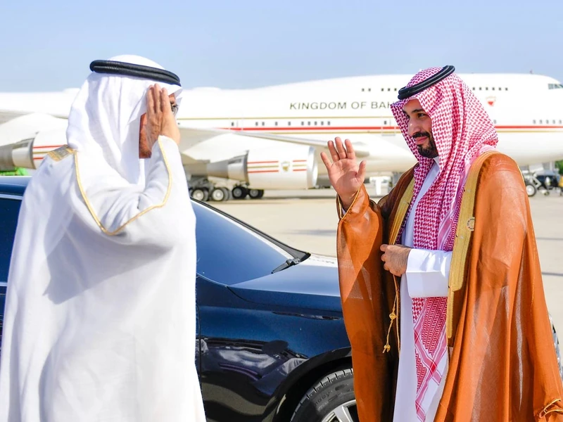 سمو سيدي ولي العهد في مقدمة مودعي سمو رئيس دولة الإمارات بعد المشاركة في قمة جدة للأمن والتنمية - صورة 3