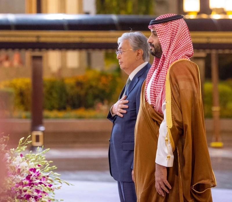 سمو سيدي ولي العهد يستقبل فخامة رئيس جمهورية كازاخستان بجدة - صورة 2