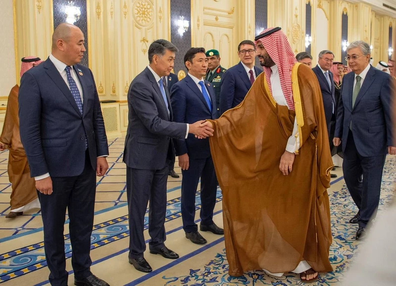 سمو سيدي ولي العهد يستقبل فخامة رئيس جمهورية كازاخستان بجدة - صورة 3