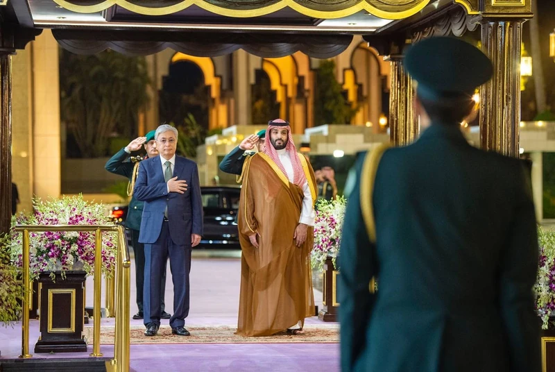 سمو سيدي ولي العهد يستقبل فخامة رئيس جمهورية كازاخستان بجدة - صورة 7