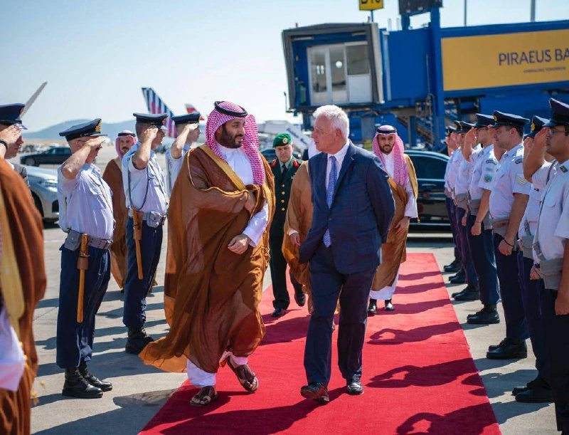 سمو سيدي ولي العهد يغادر اليونان ونائب رئيس الوزراء اليوناني في وداعه - صورة 2