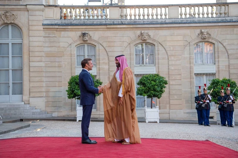 سمو سيدي ولي العهد يلتقي فخامة الرئيس الفرنسي في قصر الاليزيه بالعاصمة باريس - صورة 3