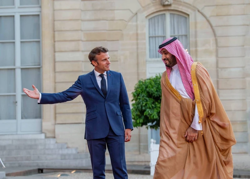 سمو سيدي ولي العهد يلتقي فخامة الرئيس الفرنسي في قصر الاليزيه بالعاصمة باريس - صورة 4