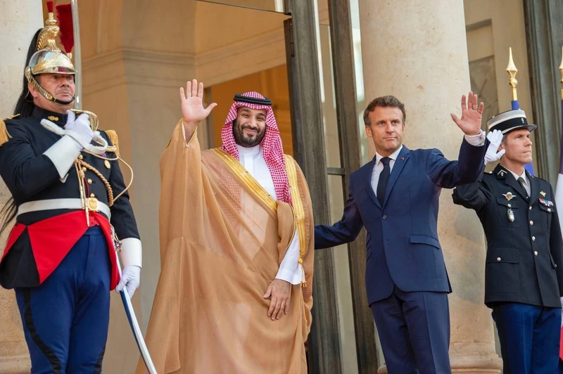 سمو سيدي ولي العهد يلتقي فخامة الرئيس الفرنسي في قصر الاليزيه بالعاصمة باريس - صورة 5