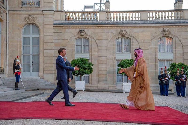 سمو سيدي ولي العهد يلتقي فخامة الرئيس الفرنسي في قصر الاليزيه بالعاصمة باريس - صورة 6