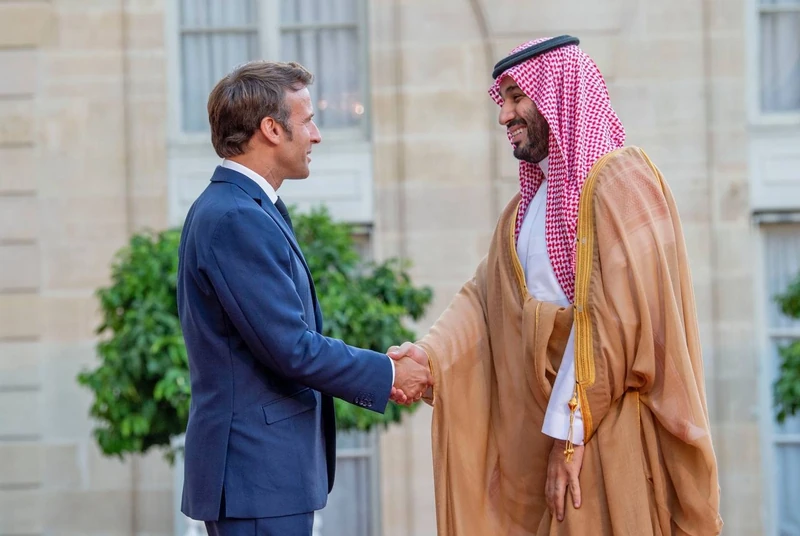 سمو سيدي ولي العهد يلتقي فخامة الرئيس الفرنسي في قصر الاليزيه بالعاصمة باريس - صورة 2