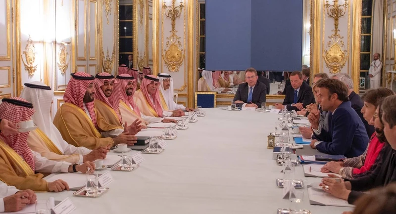 سمو سيدي ولي العهد يلتقي فخامة الرئيس الفرنسي ويعقدان اجتماعاً موسعاً بحضور وفدي البلدين - صورة 2