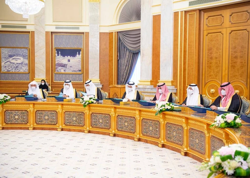 سيدي خادم الحرمين الشريفين يرأس جلسة مجلس الوزراء - صورة 6