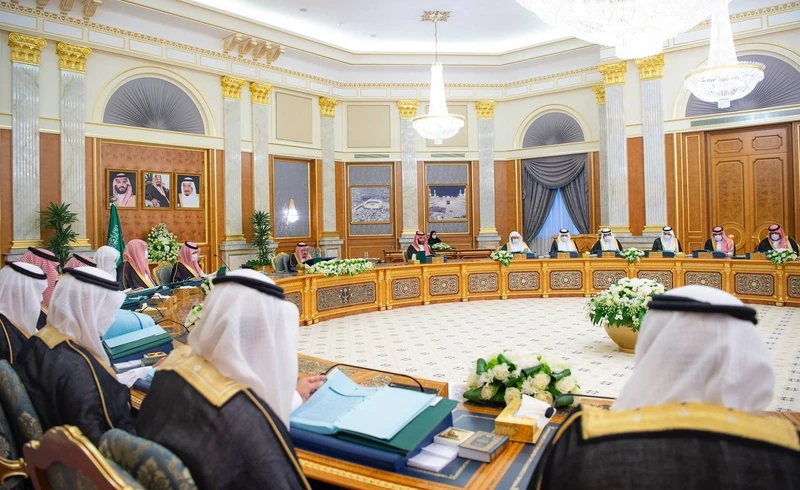 سيدي خادم الحرمين الشريفين يرأس جلسة مجلس الوزراء في قصر السلام بجدة - صورة 5