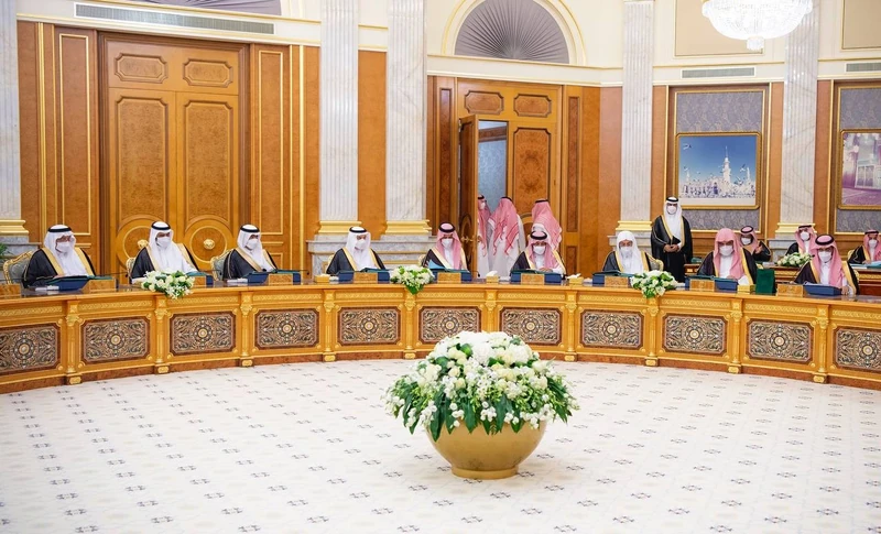 سيدي خادم الحرمين الشريفين يرأس جلسة مجلس الوزراء في قصر السلام بجدة - صورة 6