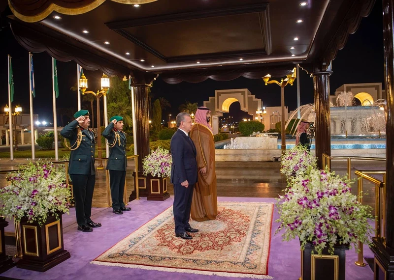 سمو سيدي ولي العهد يستقبل فخامة رئيس جمهورية أوزبكستان ويقيم مراسم استقبال رسمية لفخامته - صورة 4