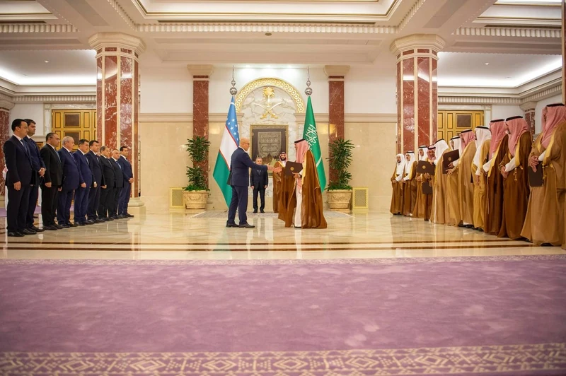 سمو سيدي ولي العهد ورئيس أوزبكستان يشهدان تبادل الاتفاقيات ومذكرات التفاهم بين البلدين - صورة 4