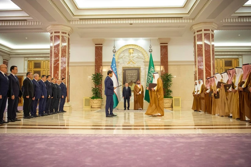 سمو سيدي ولي العهد ورئيس أوزبكستان يشهدان تبادل الاتفاقيات ومذكرات التفاهم بين البلدين - صورة 5