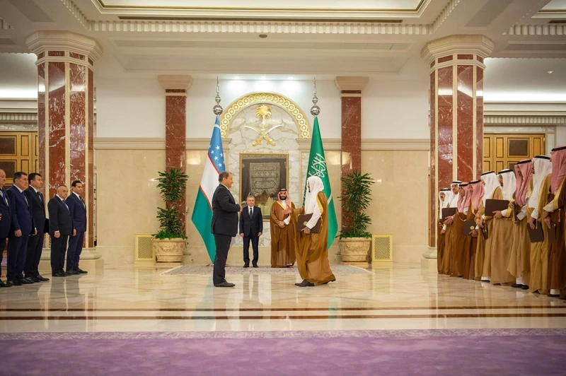 سمو سيدي ولي العهد ورئيس أوزبكستان يشهدان تبادل الاتفاقيات ومذكرات التفاهم بين البلدين - صورة 6