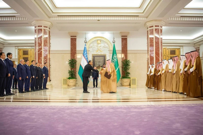 سمو سيدي ولي العهد ورئيس أوزبكستان يشهدان تبادل الاتفاقيات ومذكرات التفاهم بين البلدين - صورة 10