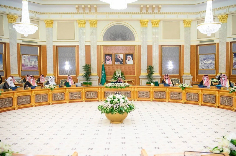 سيدي خادم الحرمين الشريفين يرأس جلسة مجلس الوزراء في قصر السلام بجدة - صورة 5