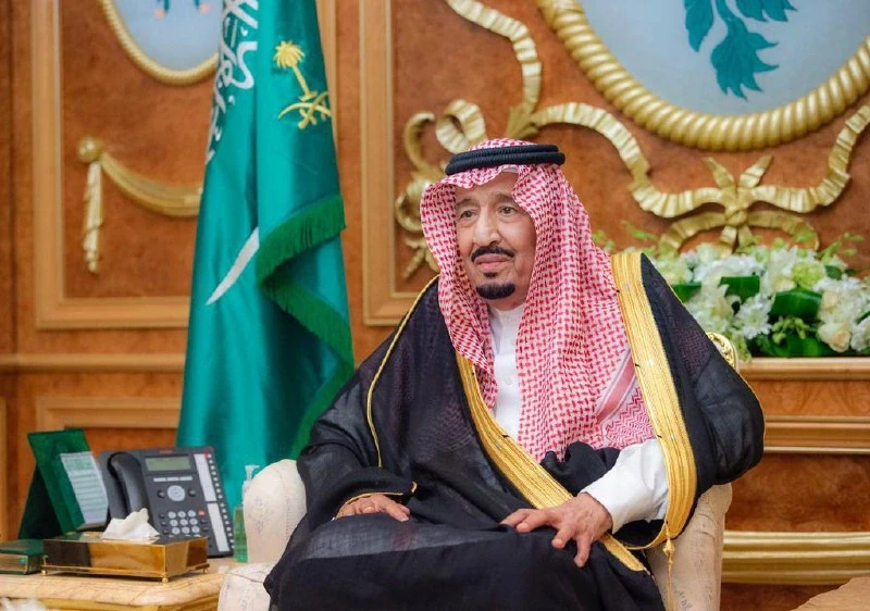 سمو وزير الدفاع ووزير التعليم يؤديان القسم أمام سيدي خادم الحرمين الشريفين وبحضور ولي العهد - صورة 2
