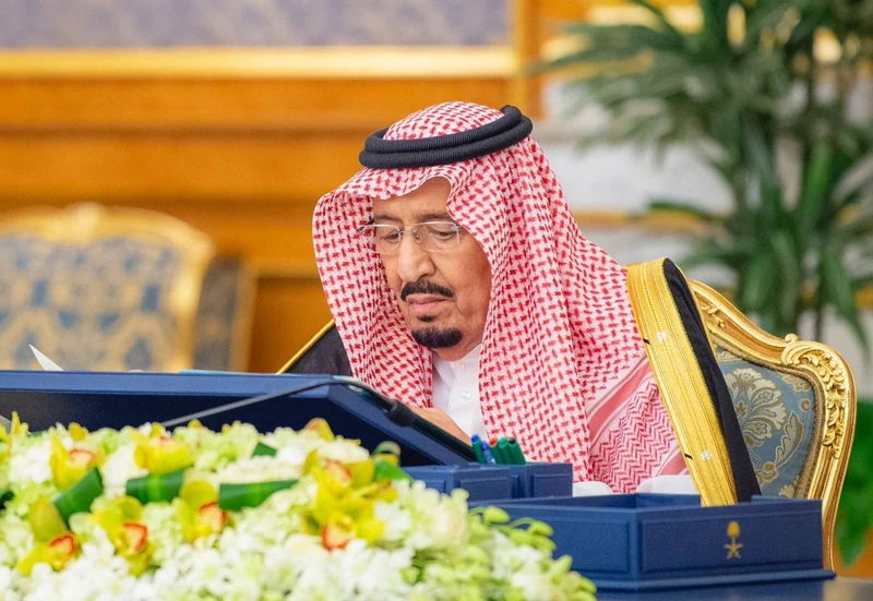 سيدي خادم الحرمين الشريفين يرأس جلسة مجلس الوزراء في قصر السلام بجدة - صورة 2