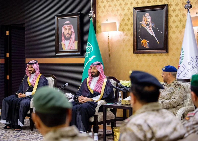 سمو سيدي ولي العهد يلتقي سمو وزير الدفاع وقيادات الوزارة - صورة 2