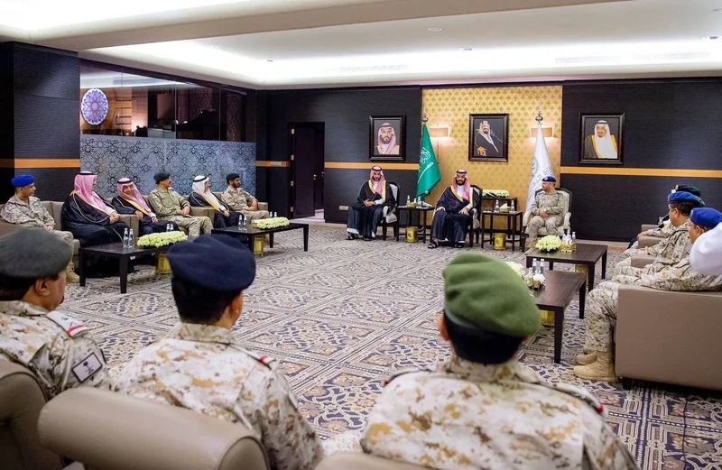 سمو سيدي ولي العهد يلتقي سمو وزير الدفاع وقيادات الوزارة - صورة 11