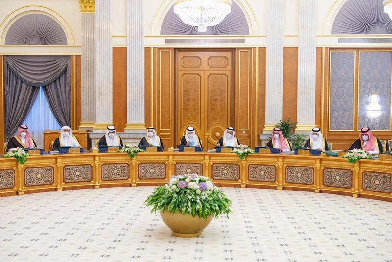 سيدي خادم الحرمين الشريفين يرأس جلسة مجلس الوزراء في قصر السلام بجدة - صورة 4