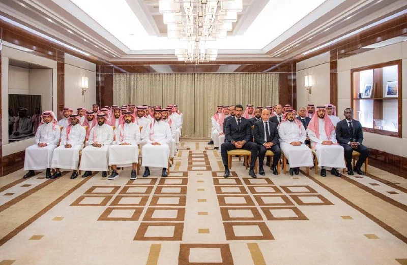 سمو سيدي ولي العهد يستقبل لاعبي المنتخب السعودي المشاركين في كأس العالم - صورة 2