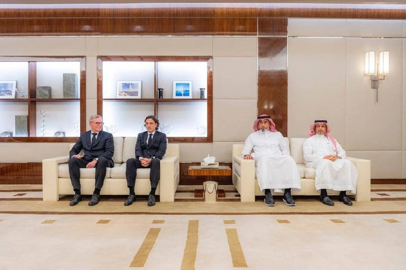 سمو سيدي ولي العهد يستقبل لاعبي المنتخب السعودي المشاركين في كأس العالم - صورة 3
