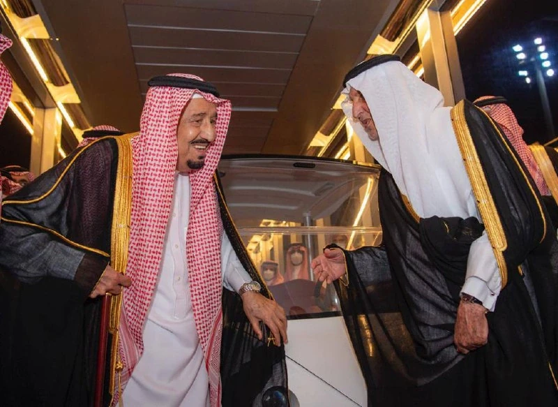 سيدي خادم الحرمين الشريفين يغادر جدة متوجهاً إلى الرياض - صورة 2