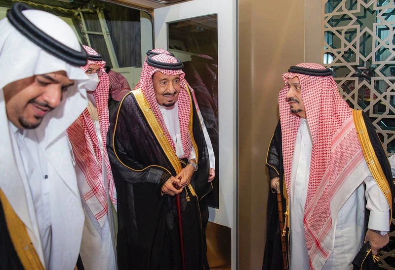 سيدي خادم الحرمين الشريفين يصل إلى الرياض قادماً من جدة - صورة 4