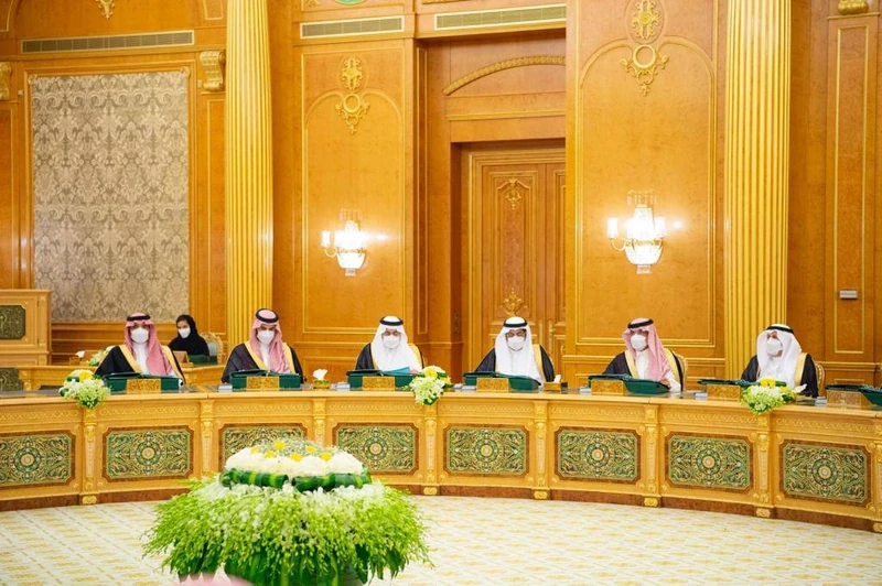 سيدي خادم الحرمين الشريفين يرأس جلسة مجلس الوزراء بالرياض - صورة 9