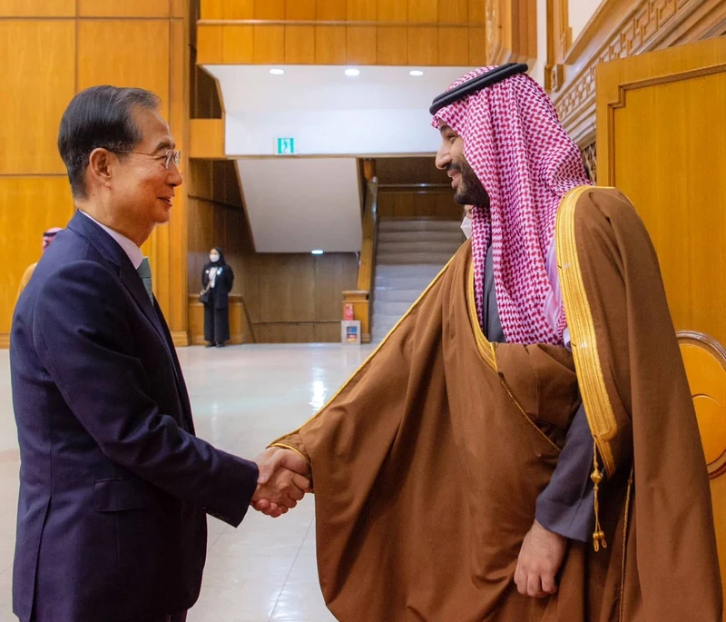 سمو سيدي ولي العهد يصل سيئول ودولة رئيس وزراء كوريا في مقدمة مستقبليه - صورة 2