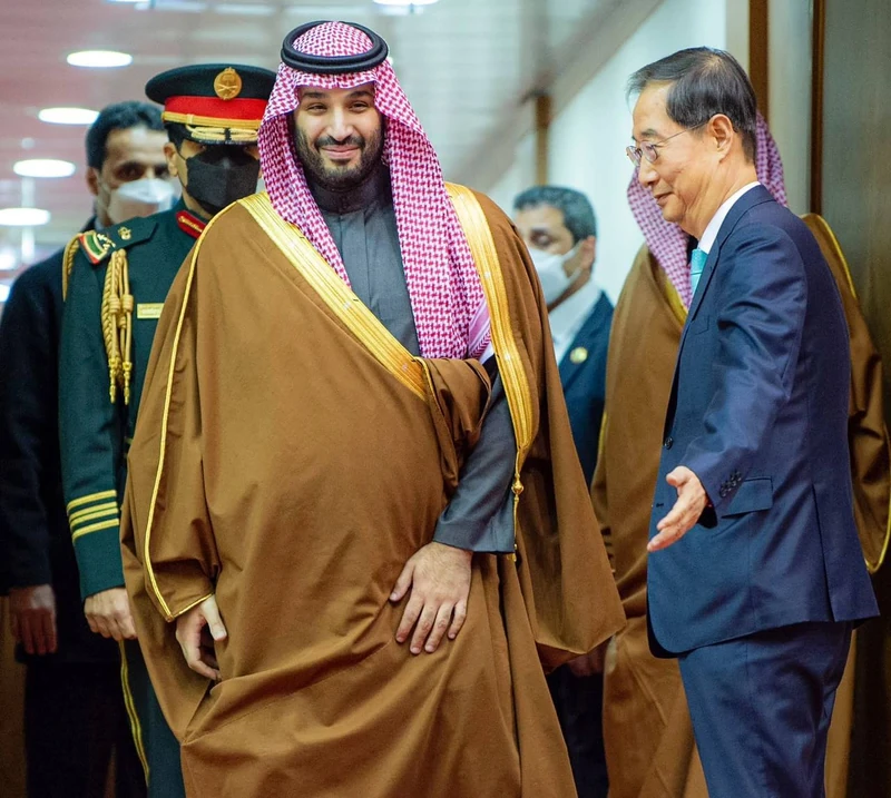 سمو سيدي ولي العهد يصل سيئول ودولة رئيس وزراء كوريا في مقدمة مستقبليه - صورة 7