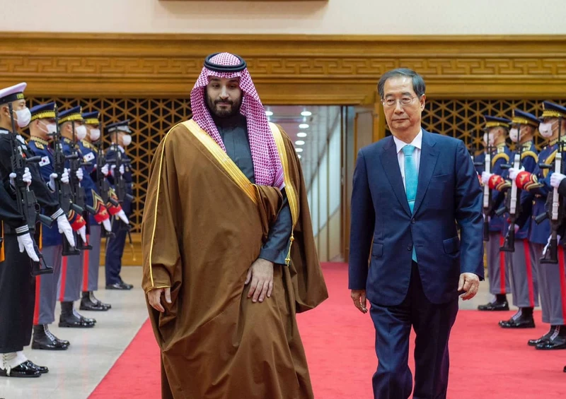 سمو سيدي ولي العهد يصل سيئول ودولة رئيس وزراء كوريا في مقدمة مستقبليه - صورة 10