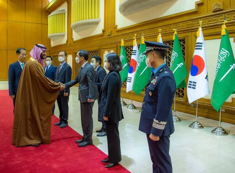 سمو سيدي ولي العهد يصل سيئول ودولة رئيس وزراء كوريا في مقدمة مستقبليه - صورة 11