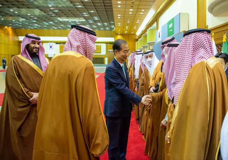 سمو سيدي ولي العهد يصل سيئول ودولة رئيس وزراء كوريا في مقدمة مستقبليه - صورة 12
