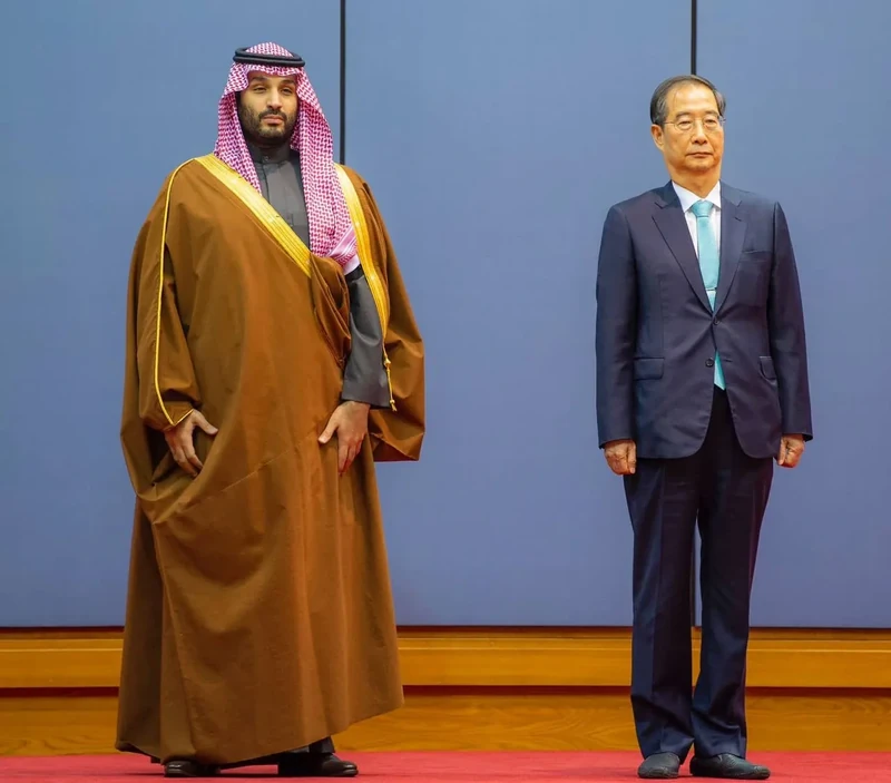 سمو سيدي ولي العهد يصل سيئول ودولة رئيس وزراء كوريا في مقدمة مستقبليه - صورة 16