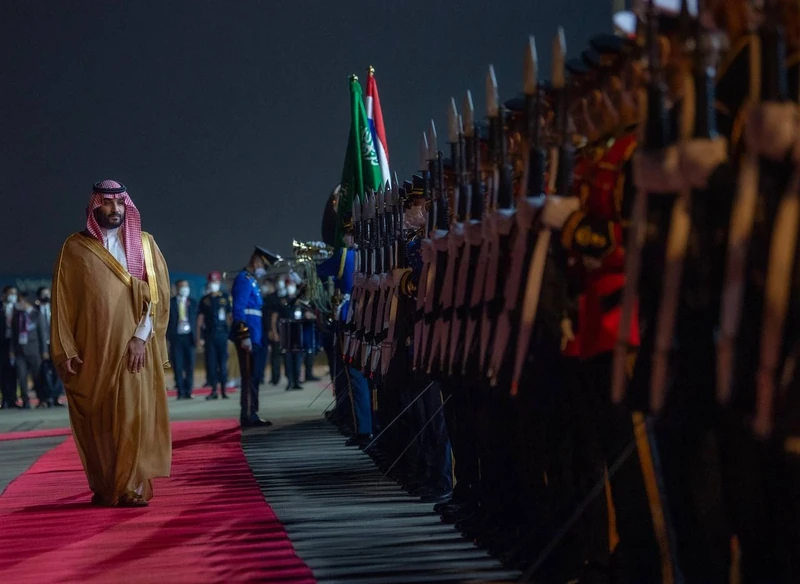 سمو سيدي ولي العهد يصل بانكوك ودولة رئيس الوزراء في مقدمة مستقبليه - صورة 9