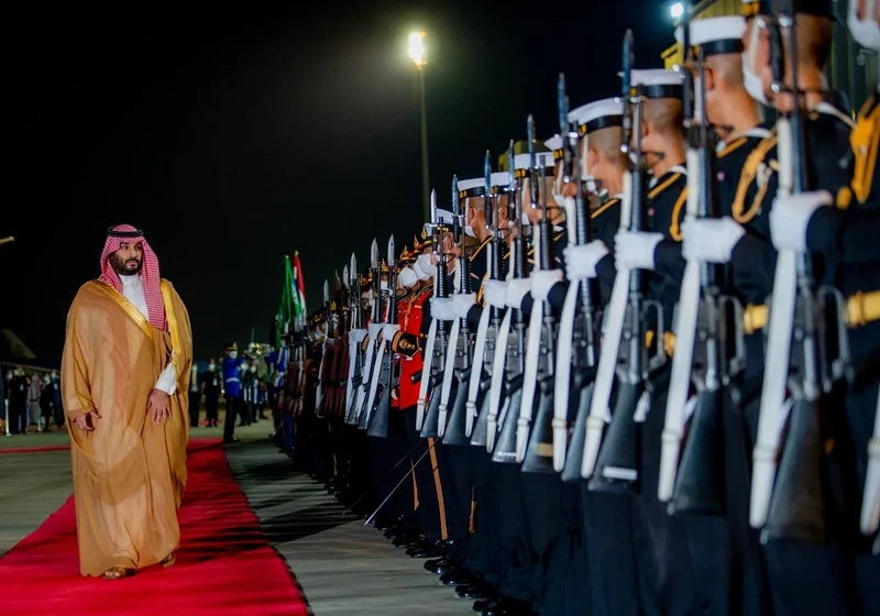 سمو سيدي ولي العهد يصل بانكوك ودولة رئيس الوزراء في مقدمة مستقبليه - صورة 12
