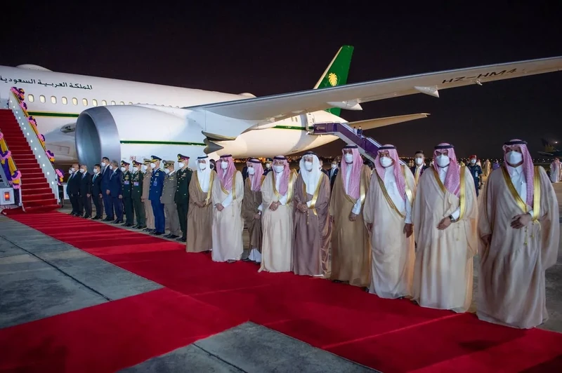 سمو سيدي ولي العهد يصل بانكوك ودولة رئيس الوزراء في مقدمة مستقبليه - صورة 13