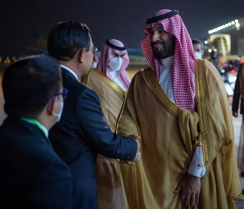 سمو سيدي ولي العهد يصل بانكوك ودولة رئيس الوزراء في مقدمة مستقبليه - صورة 15