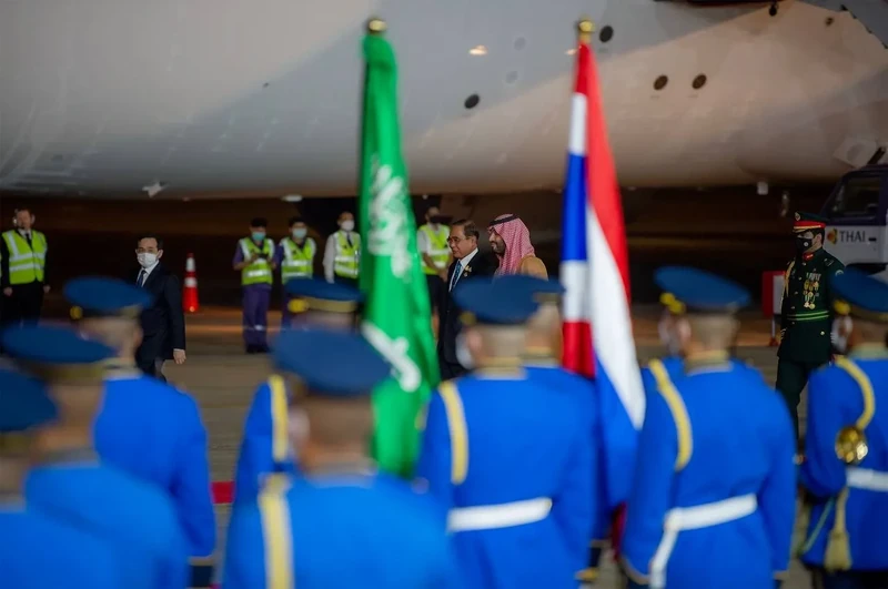 سمو سيدي ولي العهد يصل بانكوك ودولة رئيس الوزراء في مقدمة مستقبليه - صورة 18