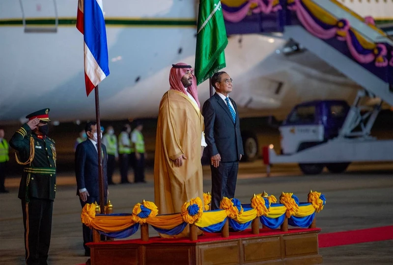 سمو سيدي ولي العهد يصل بانكوك ودولة رئيس الوزراء في مقدمة مستقبليه - صورة 4