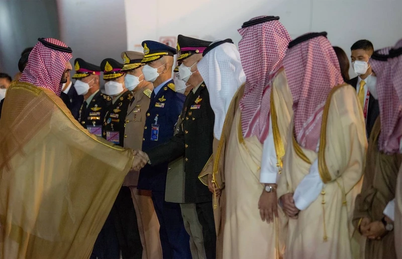 سمو سيدي ولي العهد يصل بانكوك ودولة رئيس الوزراء في مقدمة مستقبليه - صورة 5