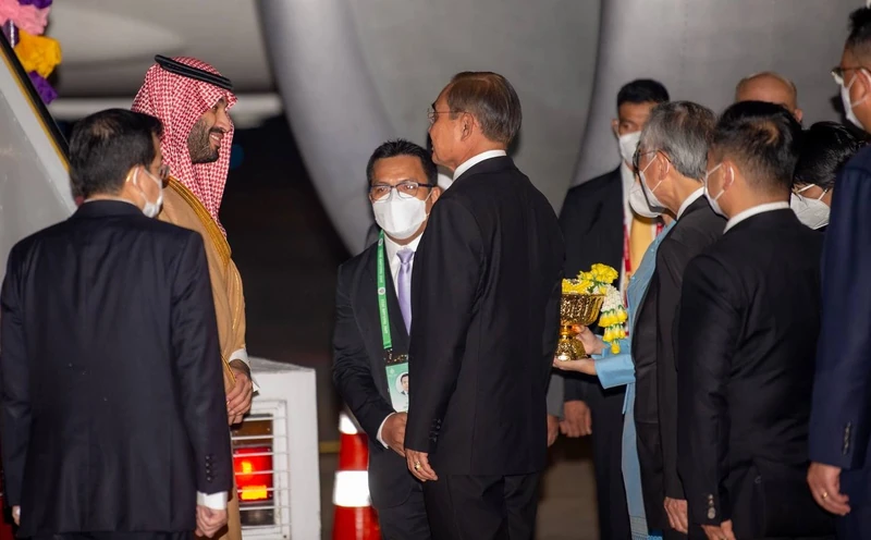 سمو سيدي ولي العهد يصل بانكوك ودولة رئيس الوزراء في مقدمة مستقبليه - صورة 6