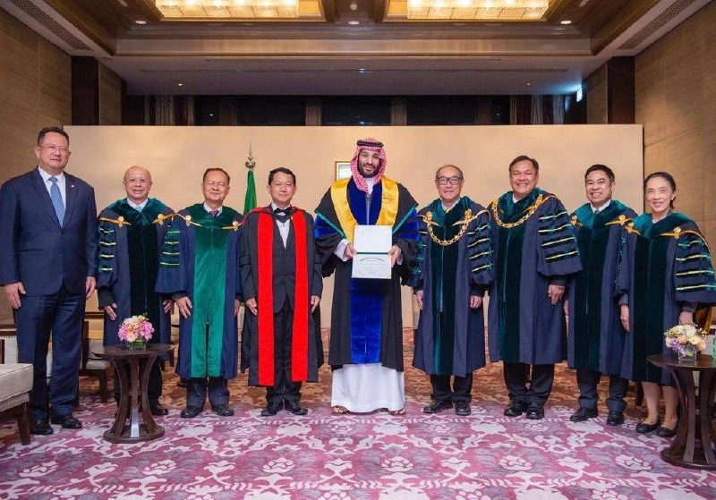 ولي العهد يتسلم شهادة الدكتوراه الفخرية من جامعة كاسيتسارت - صورة 2